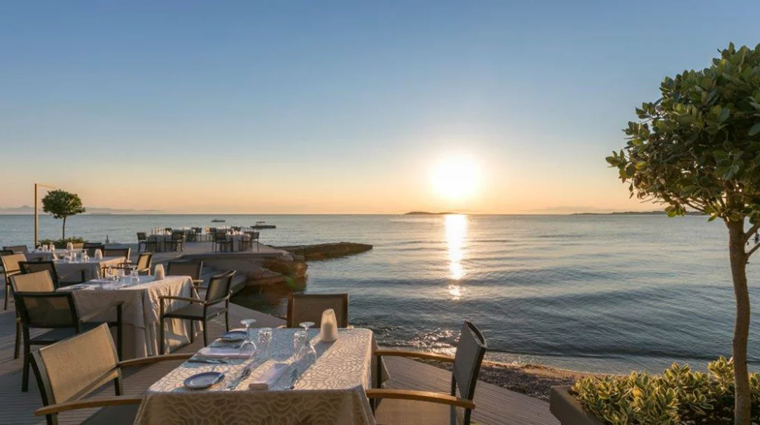 Μύρισε καλοκαίρι στο «Mythos by Divani»