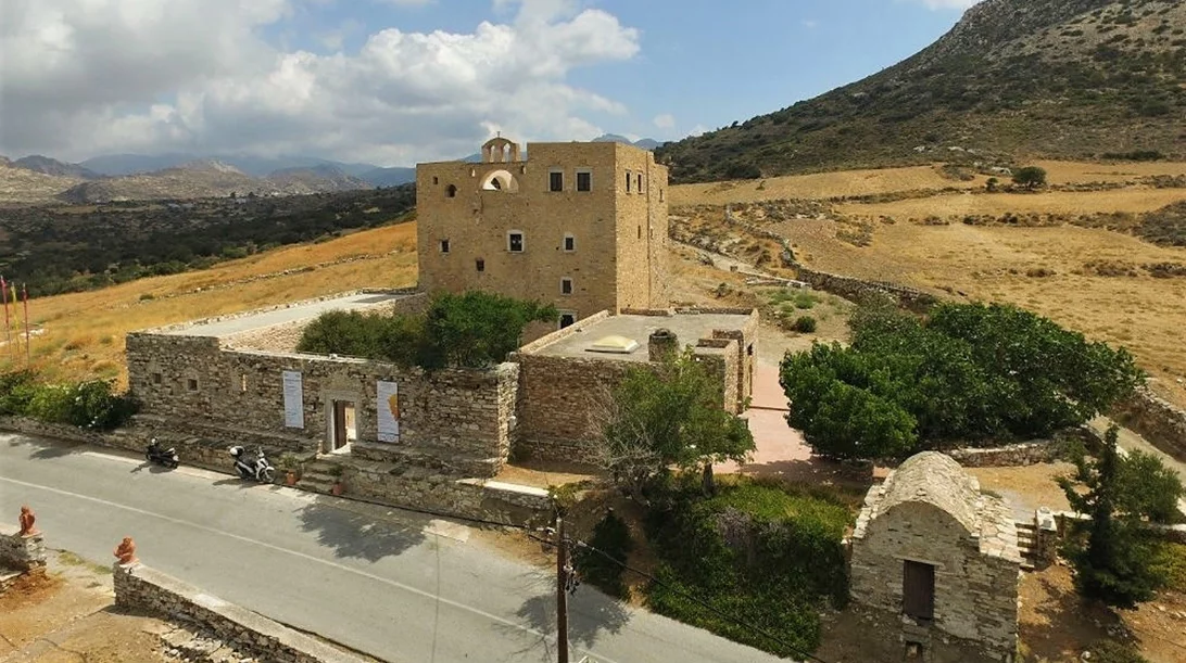 Η τέχνη του «Εφήμερου» κατοικεί τον εντυπωσιακό Πύργο Μπαζαίου στη Νάξο