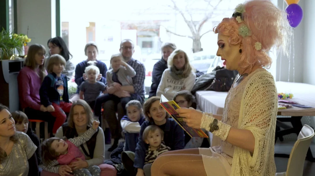 Οι ντραγκ κουίν αφηγούνται ιστορίες στα παιδιά