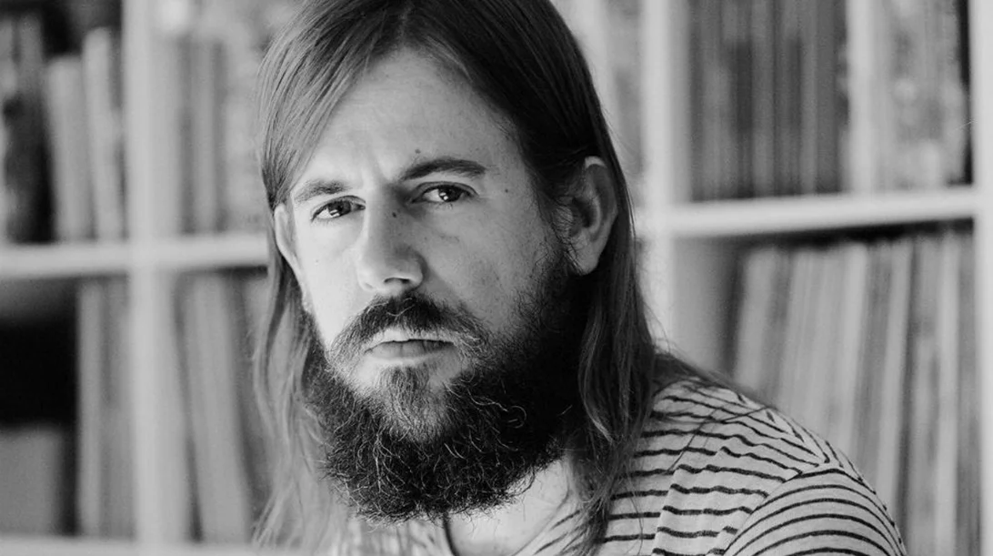 Οι Kormoranos και Needless υποδέχονται τον Lovefingers στο Ρομάντσο