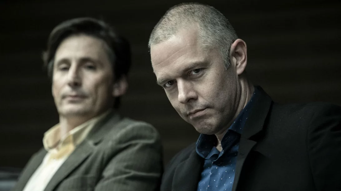 Δείτε το τρέιλερ για τους «Ενήλικους στο Δωμάτιο» του Κώστα Γαβρά