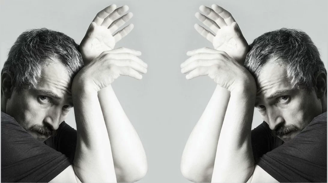 Ο Γιάννης Κακλέας σκηνοθετεί τον Άρη Σερβετάλη