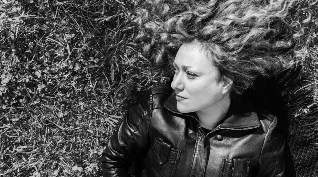 Ο Άρης Δαβαράκης φέρνει τους στίχους του στο «Άλσος»