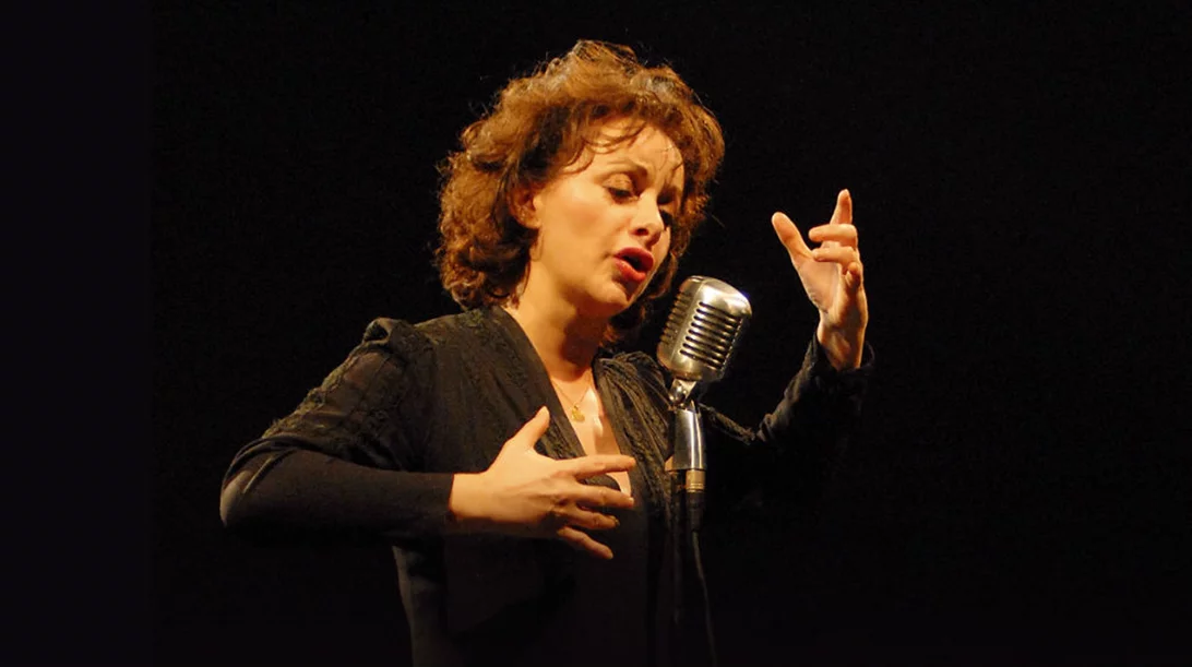 «Edith Piaf “The Show”»: Η ζωή και η τέχνη της μεγάλης τραγουδίστριας σε μια προ-χριστουγεννιάτικη συναυλία
