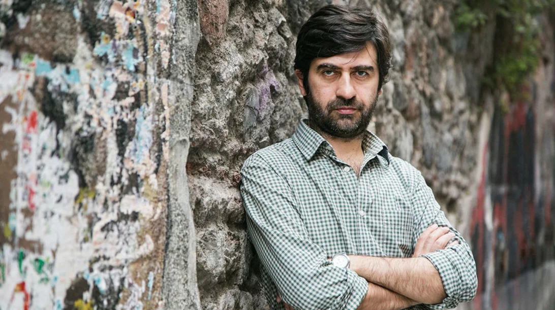 Ο Εμίν Αλπέρ, η ελληνική μουσική και οι «Τρεις Αδερφές»