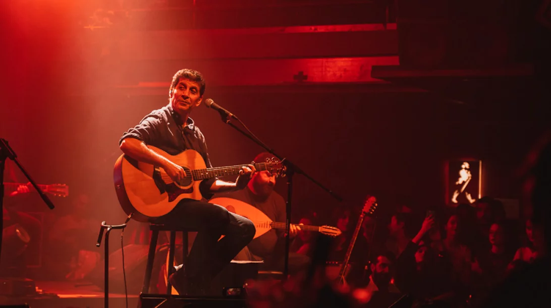 Ο Σωκράτης Μάλαμας μας γλεντάει στην «Ακτή Πειραιώς»