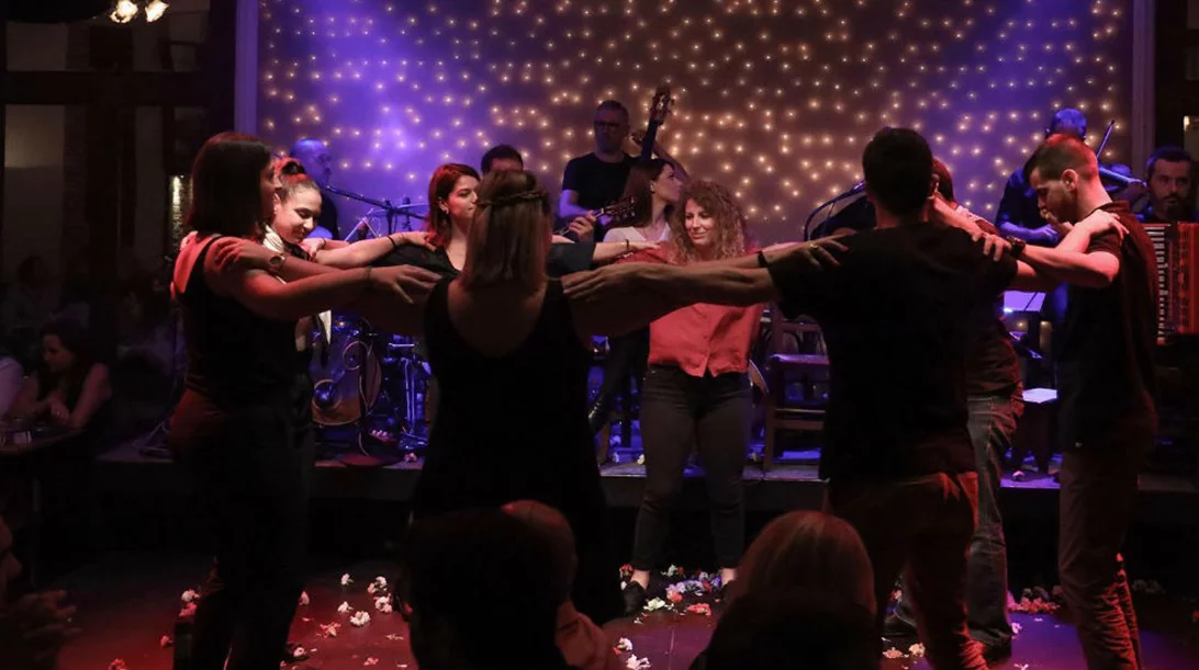 Τσικνίζουμε με μεζέδες και ζωντανή μουσική