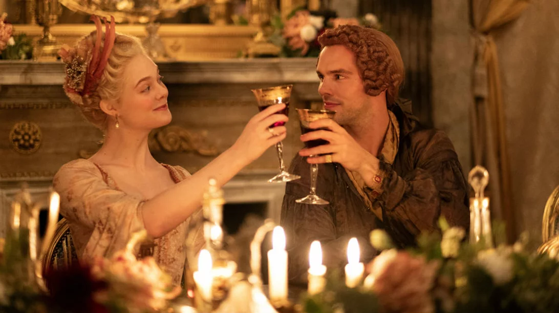 «The Great»: Μήπως η Ελ Φάνινγκ και ο Νίκολας Χουλτ είναι οι νέοι αυτοκράτορες της μαύρης κωμωδίας;