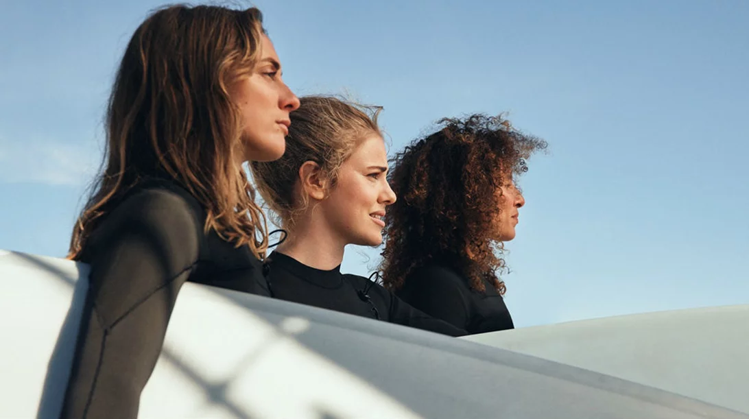 Μια γυναικεία κολεκτίβα παρουσιάζεται από την αλυσίδα ένδυσης H&M 