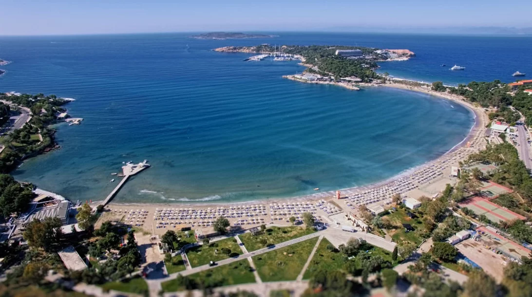 Με μάσκα (και αναπνευστήρα) στις οργανωμένες παραλίες της Αττικής