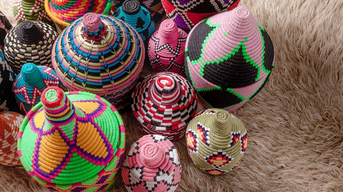 Στην Ελλάδα τα αυθεντικά πολύχρωμα πλεκτά καλάθια του Μαρόκου