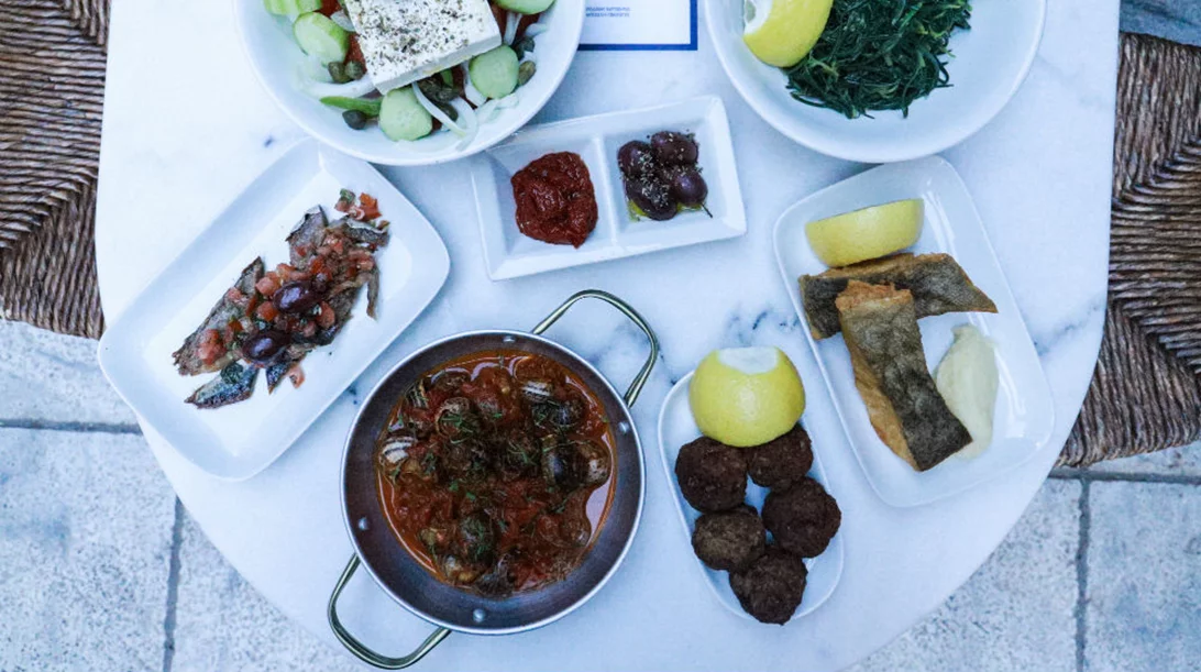 «Ouzeri by Papaioannou»: Στη Βαλαωρίτου για ούζο και μεζέ