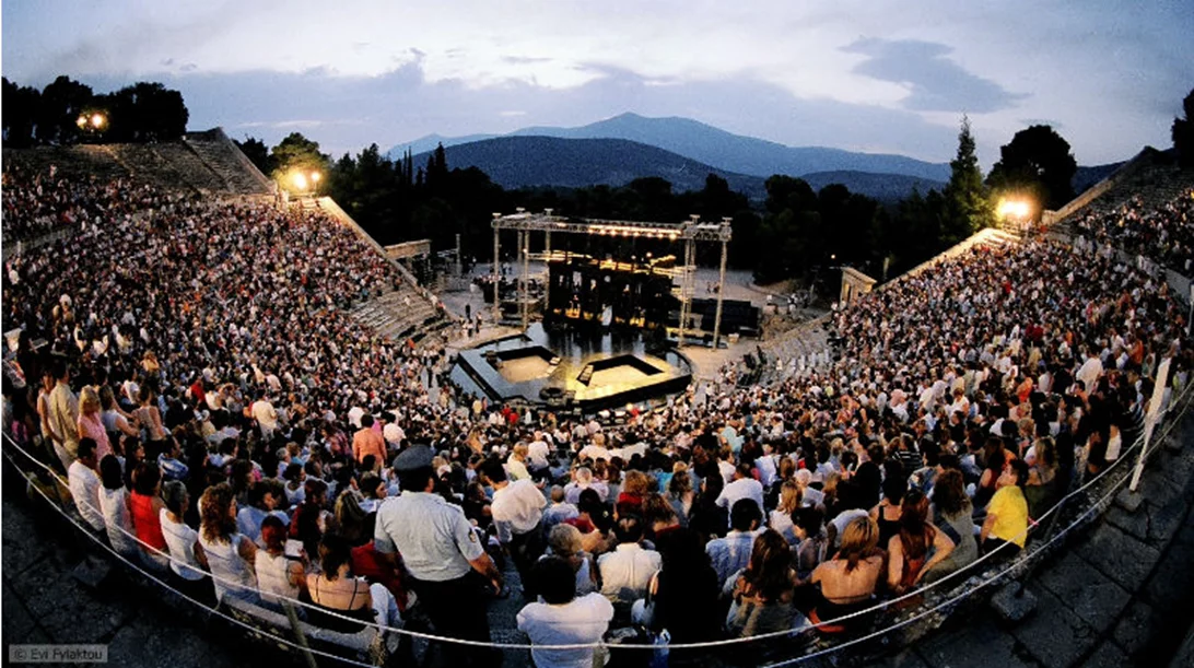 Θέατρο με πανσέληνο σε τρία ατμοσφαιρικά ανοιχτά θέατρα