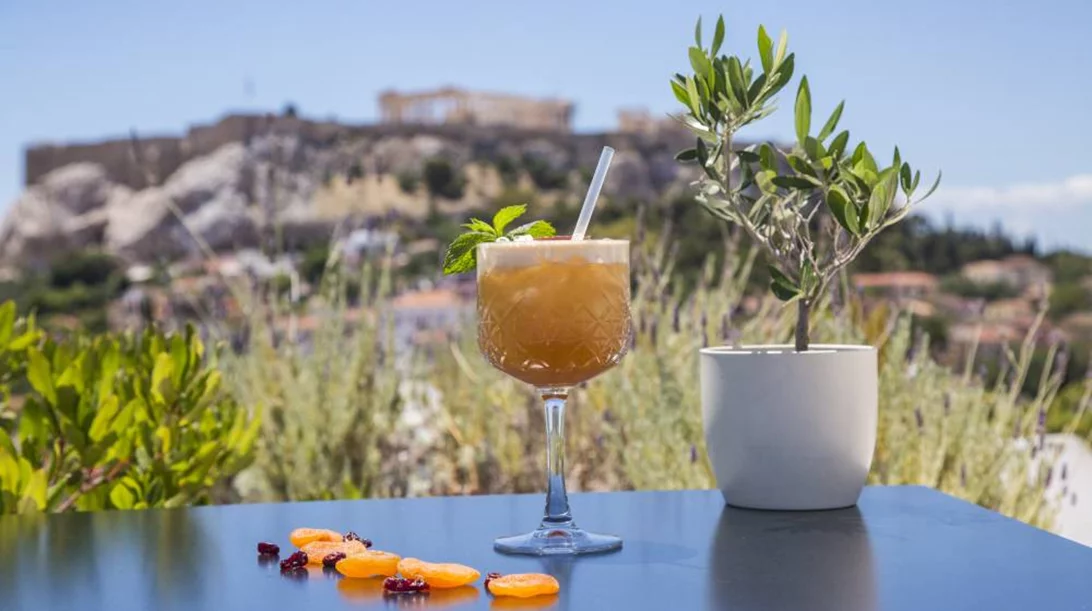Για cocktail hour με θέα την Ακρόπολη μας καλεί το «Elia Ermou» 