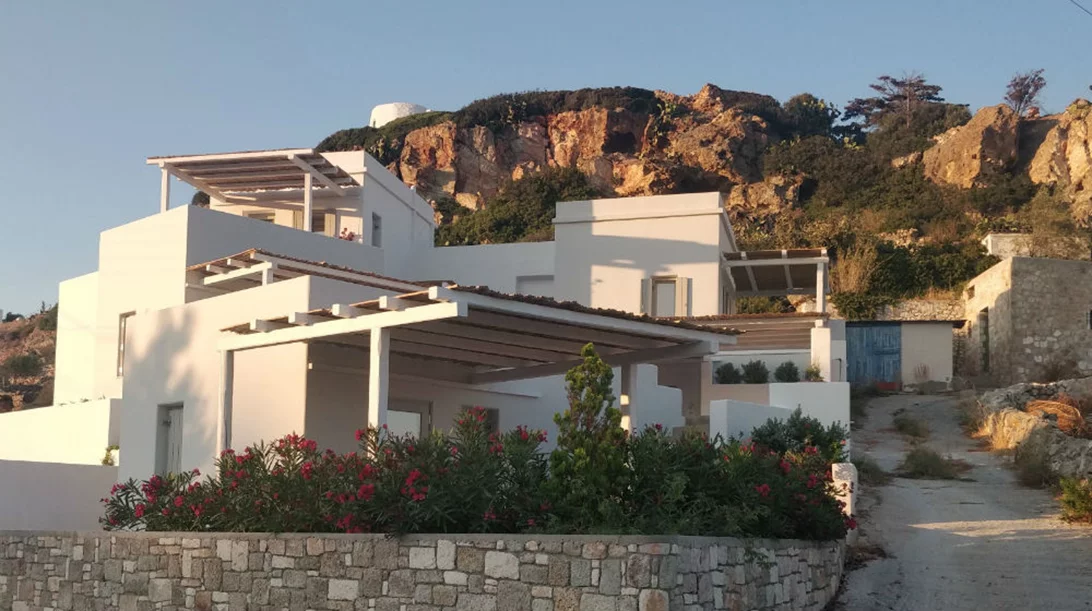 Αυτό το καλοκαίρι στην Κίμωλο δεν πάμε χωρίς «Ψαθάκι»