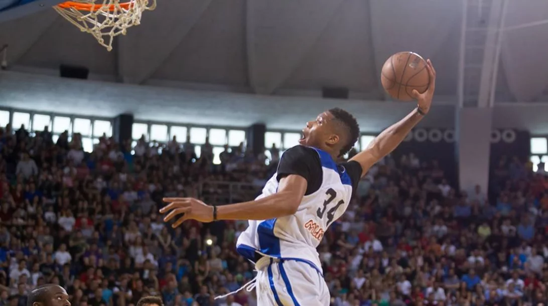 Η Disney ετοιμάζει ταινία για τους Γιάννη και Θανάση Αντετοκούνμπο