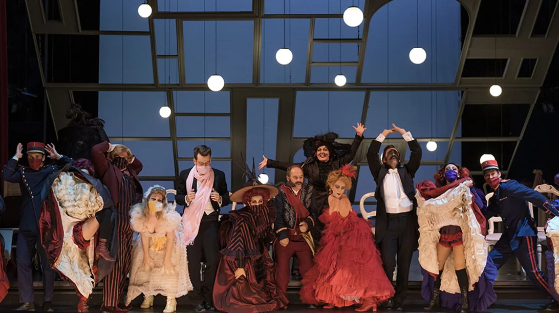 «Η κυρία του Μαξίμ»: Είδαμε την παράσταση του Εθνικού που προβάλλεται σε streaming