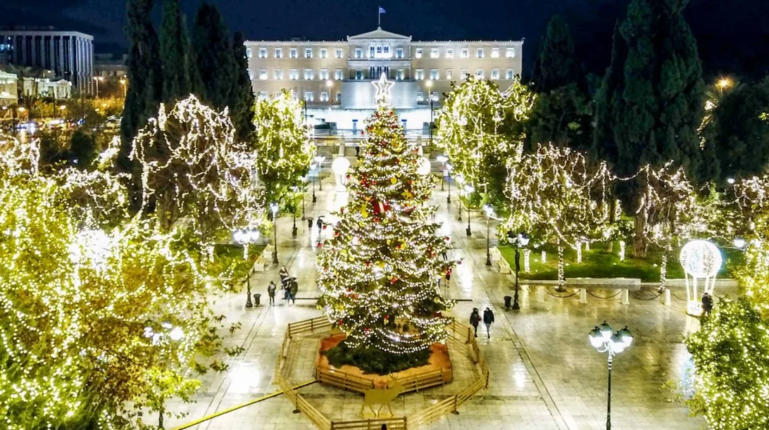 Άναψε το χριστουγεννιάτικο δέντρο στο Σύνταγμα με μια όμορφη ιστορία