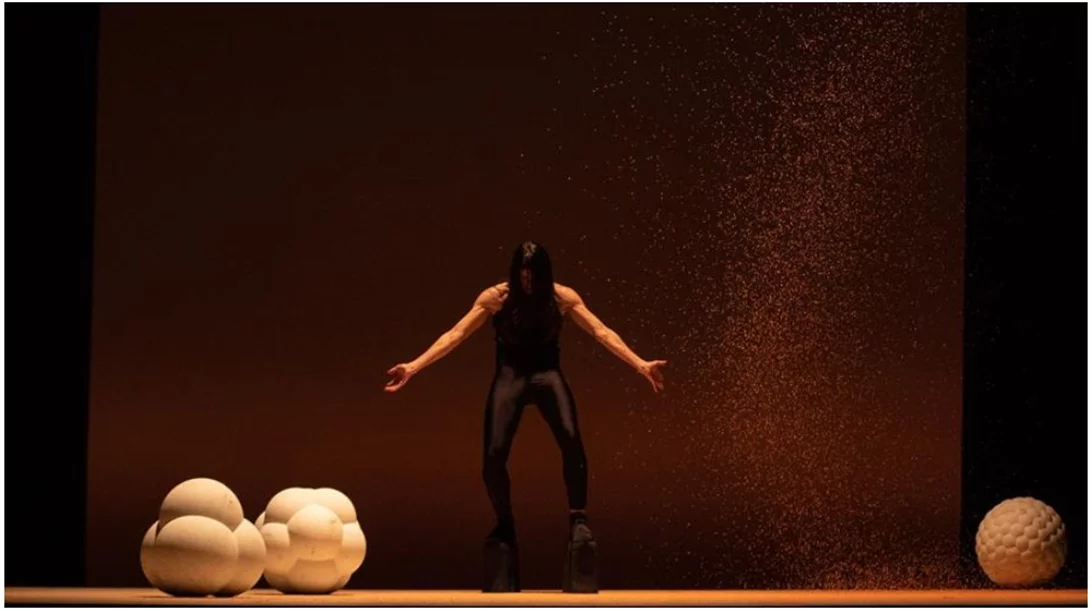 Η Λίντα Καπετανέα των Rootless Roots μάς μιλά για το «Stones & Bones» 