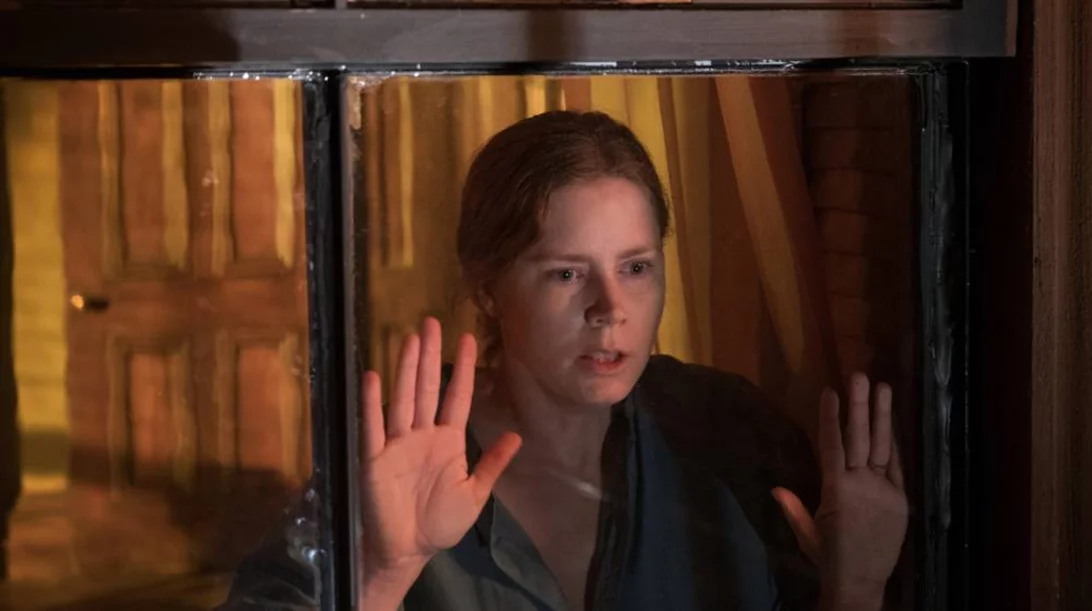 Η Έιμι Άνταμς είναι η σαρωτική «Γυναίκα στο Παράθυρο» του Netflix