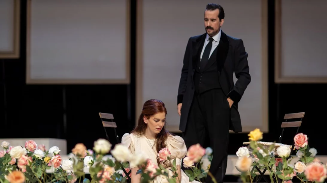 Πανηγυρισμοί και αίσθημα πληρότητας στην επιστροφή των ζωντανών, θεατρικών θεαμάτων