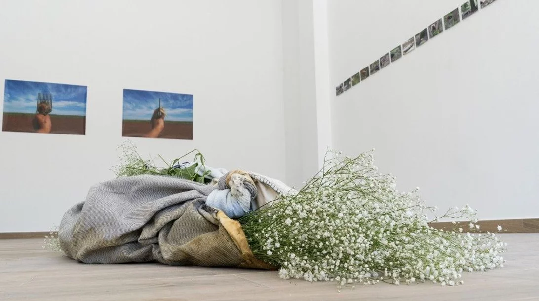 Σε έναν νέο πολιτιστικό χώρο στην Callirrhoe λάμπουν τα ακατέργαστα διαμάντια της πολιτικής τέχνης της Γουατεμάλας 