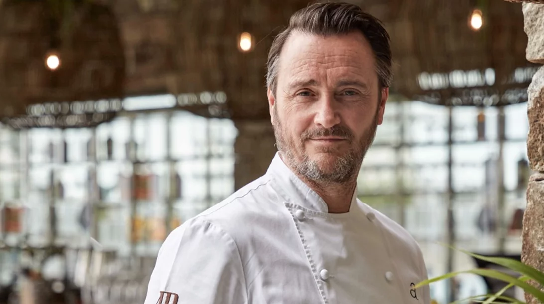 Τι μαγειρεύει ο Jason Atherton στη Μύκονο; Δοκιμάσαμε το πολυαναμενόμενο εστιατορικό project