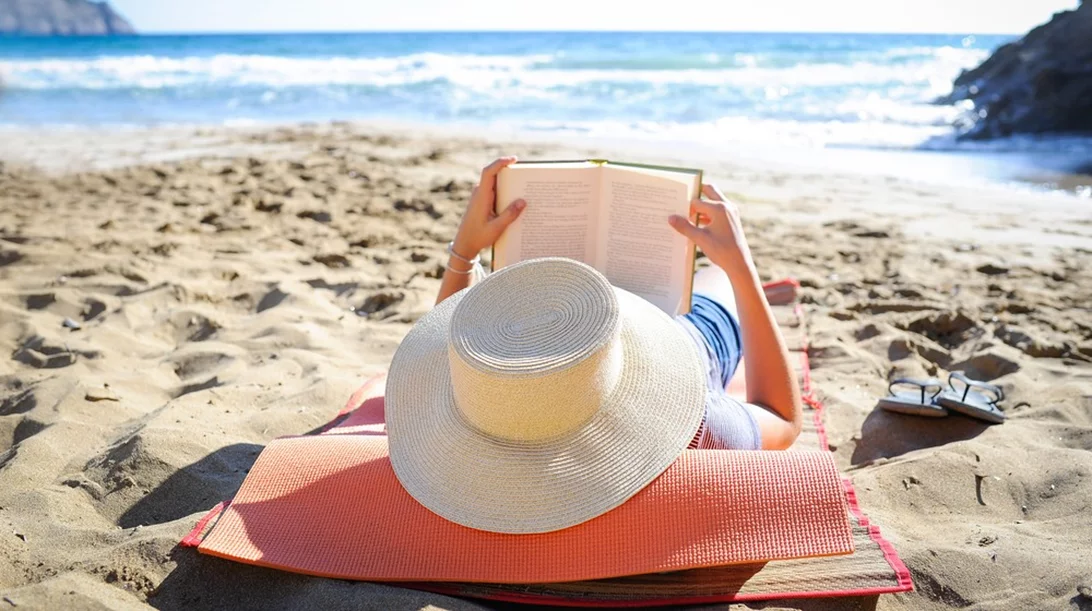 Τα βιβλία του καλοκαιριού: Όσα θα διαβάσουμε στις διακοπές και όχι μόνο