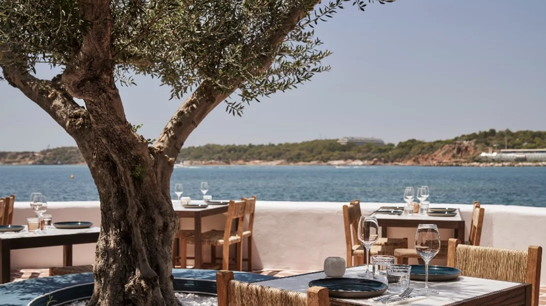 Μια ολοκαίνουρια κομψή «Akti» στη Βουλιαγμένη