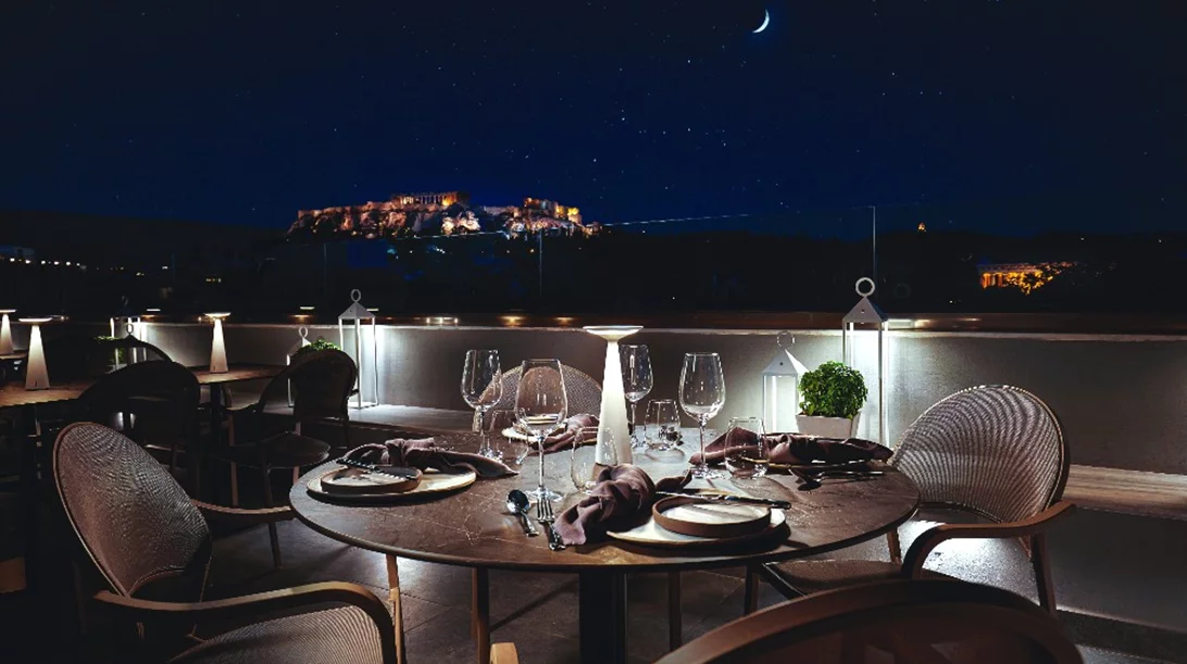 Ρομαντζάδα και φινέτσα στην ταράτσα του «Mira Me Athens»