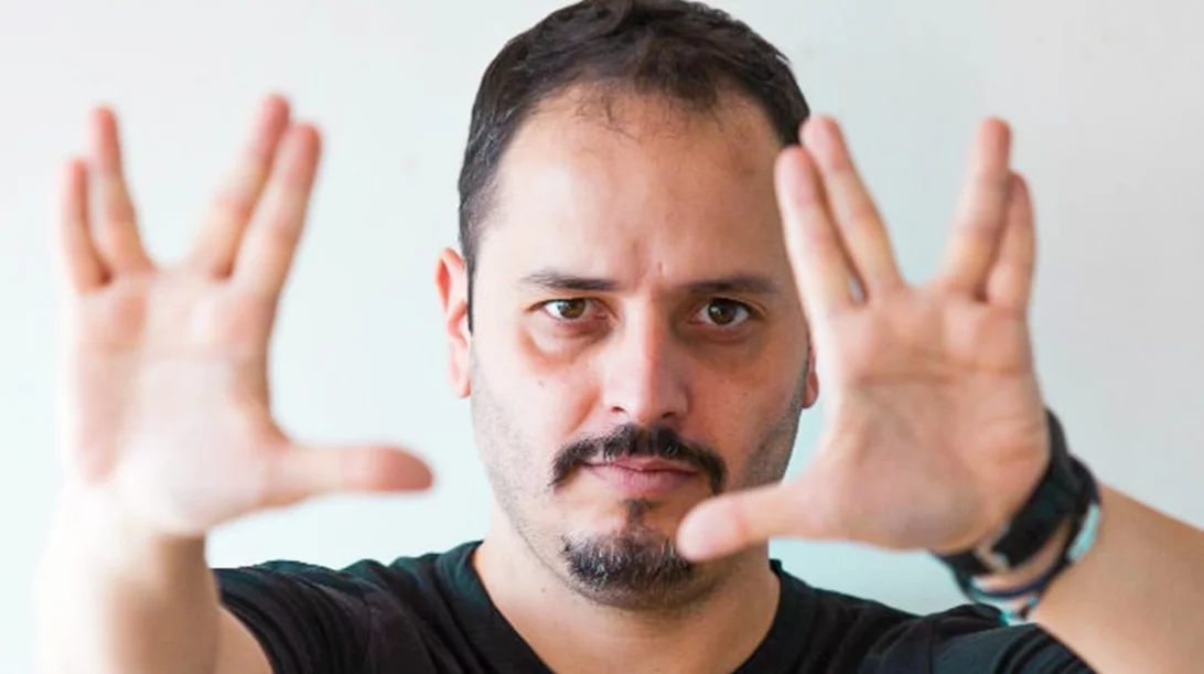 Αλέξανδρος Τσουβέλας: "Η επικοινωνία δεν υπάρχει μέσα από την οθόνη. Πρέπει να βγαίνουμε έξω, να ξεφεύγουμε, να ερχόμαστε πιο κοντά"