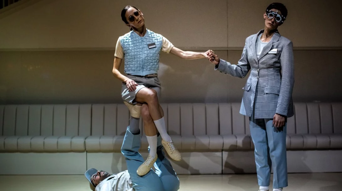 Ανθρωποειδή χορεύουν στην Πειραιώς 260