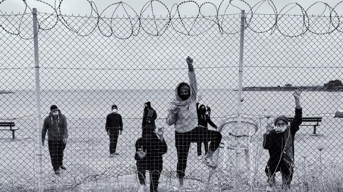 Νέοι ερμηνευτές συνομιλούν με τις «Ικέτιδες» στο λόφο των Νυμφών