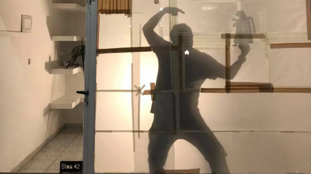 «Επιστροφή» για τον Μεγάλο Τίνι: Ένα γκροτέσκο μπουλούκι κάνει σαματά στη Στοά 42