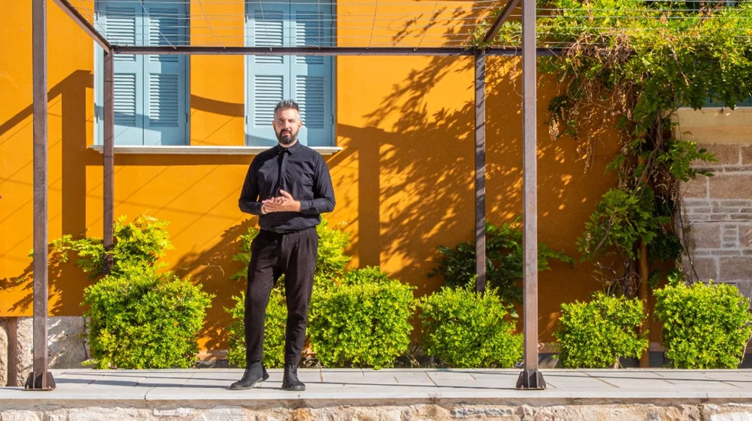 Ηλίας Χατζηχριστοδούλου: «Ας χαθούμε σε μια γειτονιά, όπου το παρελθόν συναντάει ψηφιακά το μέλλον»