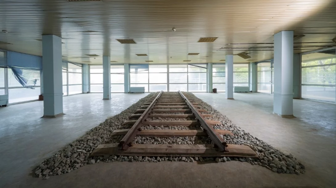 Μέσα στο Δαφνί, με μια εντυπωσιακή έκθεση σύγχρονης τέχνης που ορίζει την πραγματικότητα αλλιώς