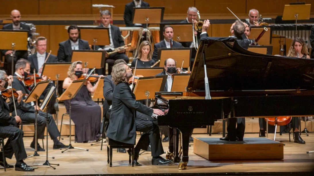 Τρεις θαυμάσιοι σολίστ (Τζοβανάκης, Σουσάμογλου, Μάγερ) εντυπωσιάζουν στο συναυλιακό ξεκίνημα της ΚΟΑ