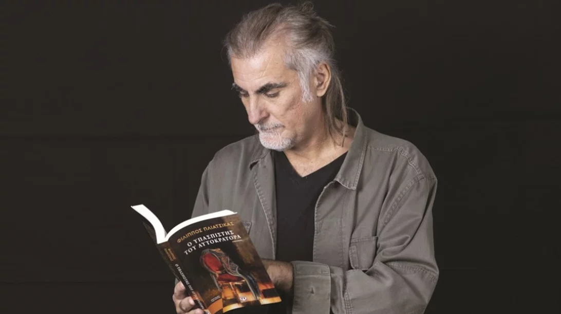 Ο Φίλιππος Πλιάτσικας ανεβαίνει για πρώτη φορά στη θεατρική σκηνή