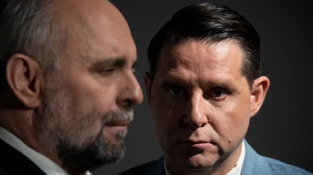 "Σλουθ": Θεατρικό πεδίο μάχης για τους Δημήτρη Μυλωνά και Σωτήρη Χατζάκη