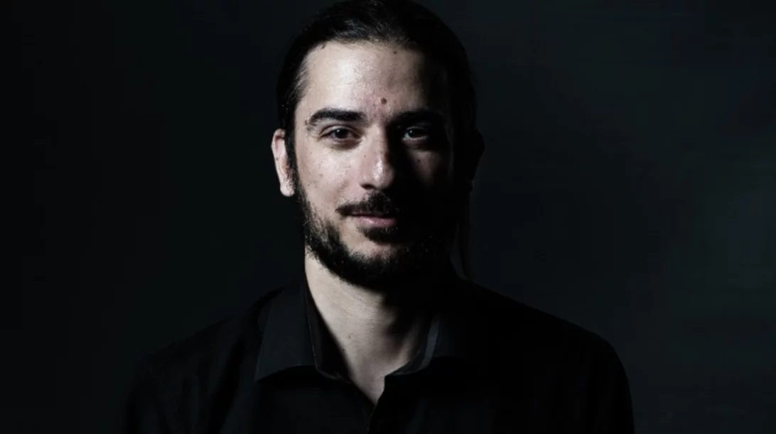 Νικορέστης Χανιωτάκης: "Το να μιλάς πολιτικά για το εδώ και τώρα είναι κάτι που υπάρχει στη φύση του θεάτρου και πρέπει να το βλέπουμε πρόσωπο με πρόσωπο"