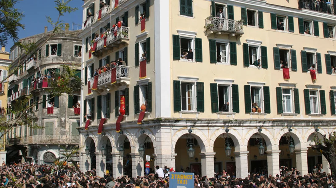 Πού θα ζήσω το πιο ιδιαίτερο Πάσχα στην Ελλάδα και τι πρέπει να ξέρω πριν επιλέξω προορισμό