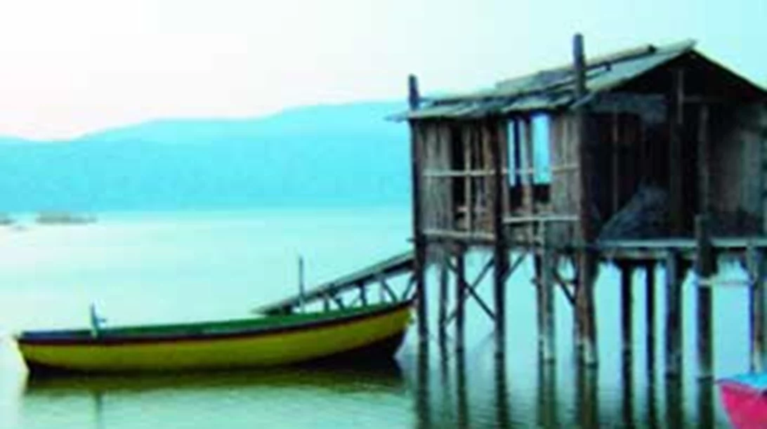 Λίμνη ή λουτρά;