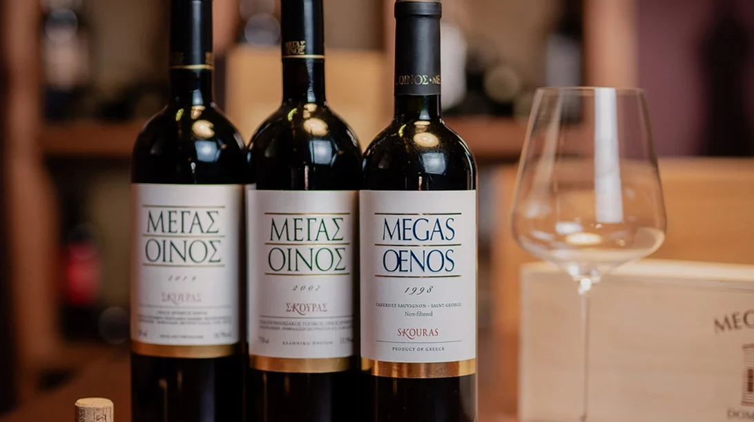 Πρόποση με ένα μεγάλο κρασί από το Κτήμα Σκούρα