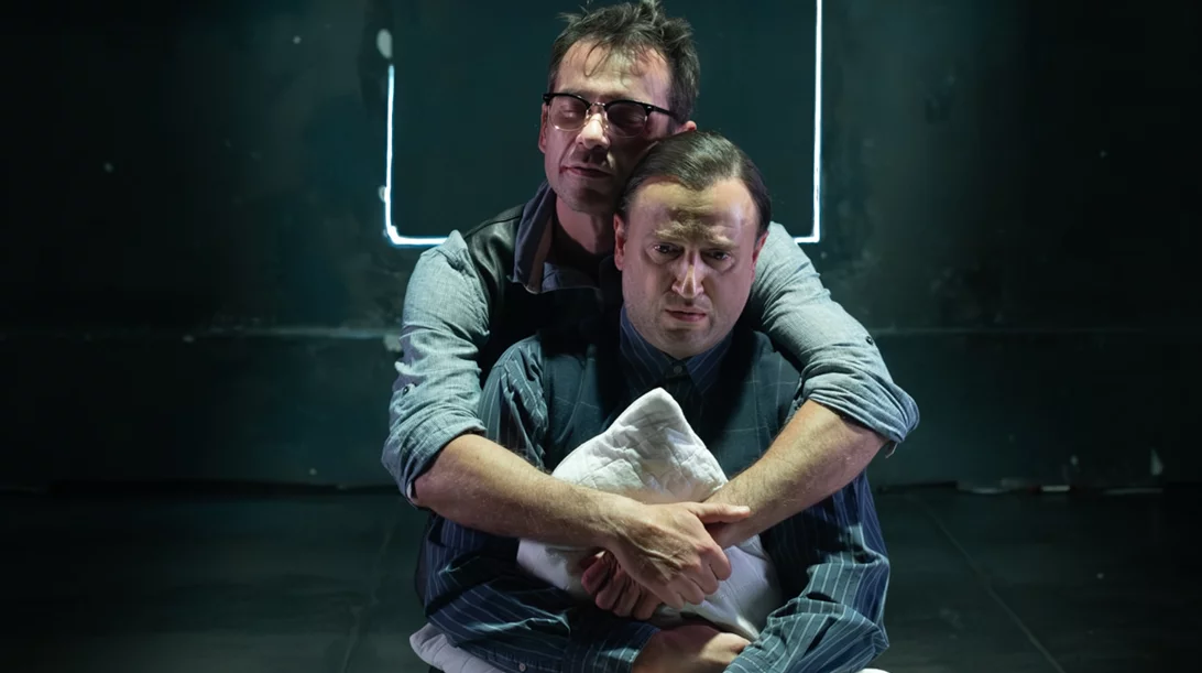 Πρώτη ματιά στην παράσταση του συγκλονιστικού "Πουπουλένιου" του Μάρτιν ΜακΝτόνα