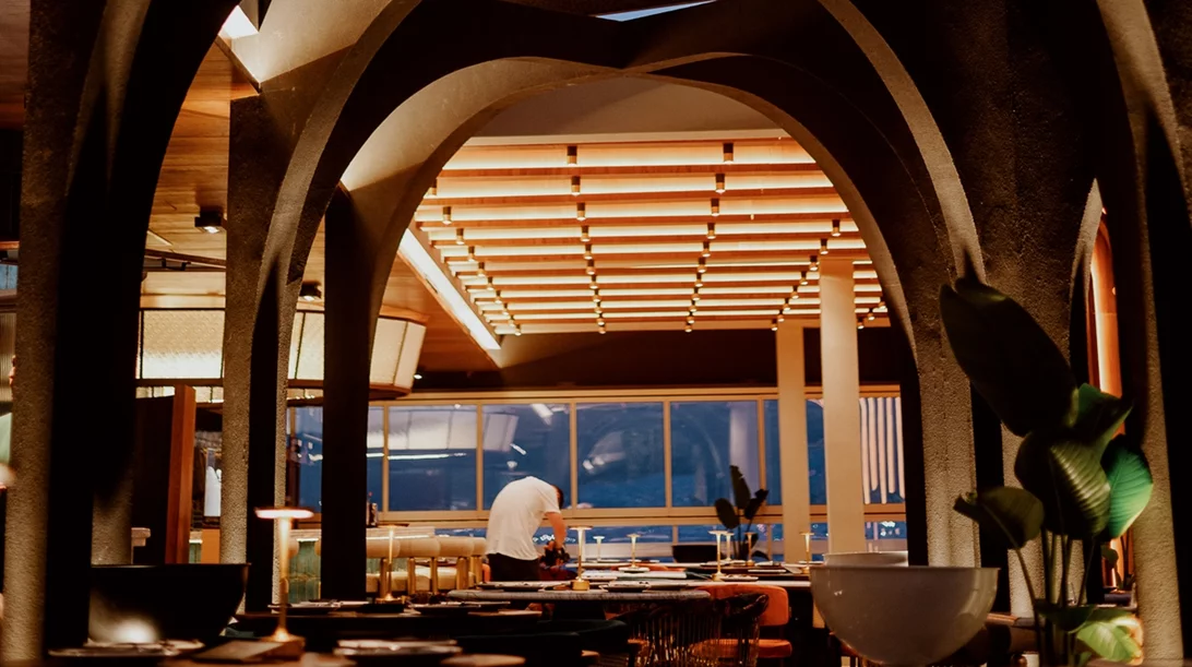 Τι γεύση αφήνει ένα δείπνο στο υψηλότερο κτίριο της Αθήνας