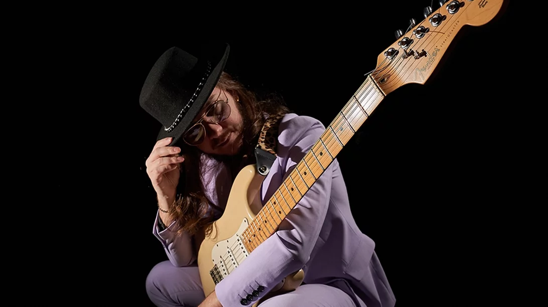 Ο Thomy Gunn σε μια κιθαριστική "Blessed Madness" βραδιά