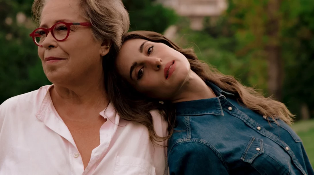 Δήμητρα Γαλάνη και Παυλίνα Βουλγαράκη μπλέκουν τραγούδια και ιστορίες στο Φεστιβάλ Παπάγου