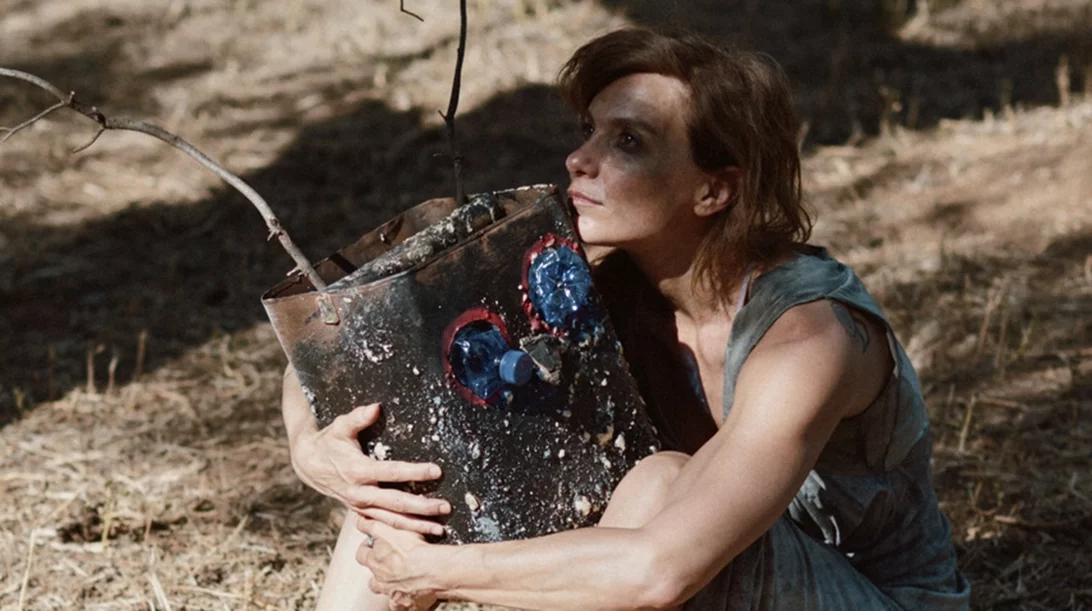 "Φλάι": Η πικρή σάτιρα της Στέλλας Ζαφειροπούλου επιστρέφει τον Οκτώβριο στο Faust Bar Theatre