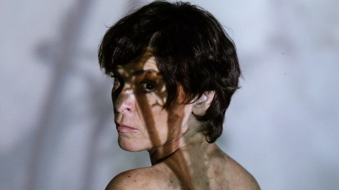 Για την Μαρία Πρωτόπαππα, ο πόλεμος είναι κληρονομική νόσος, ταξιδεύει στον χρόνο και δεν έχει αντίδοτο