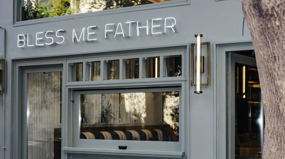 Το "Bless me father" βλογάει την Καρύτση με ποτό και φίνο bar food